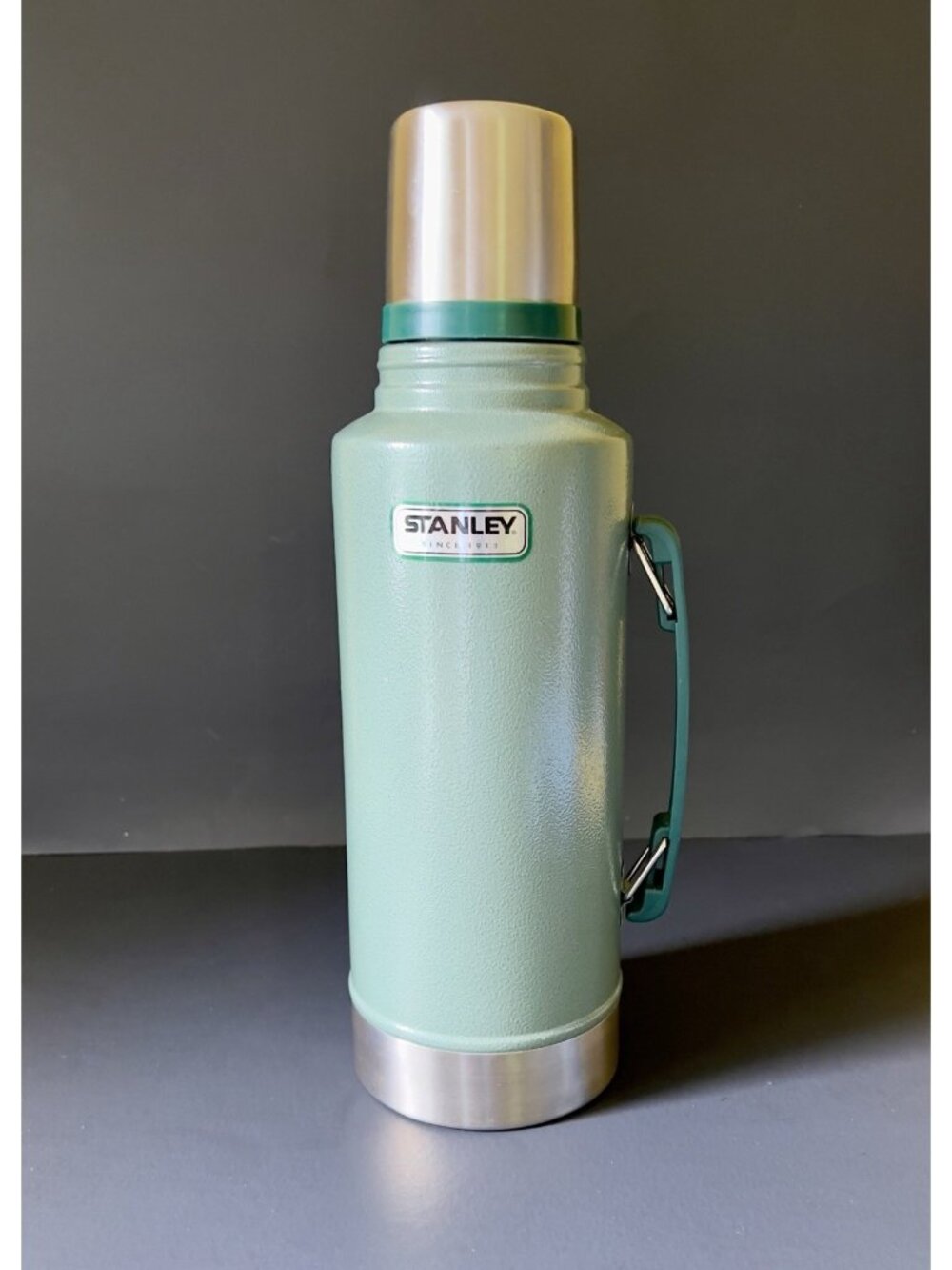 Stanley Classic Legendary VacuumThermos Bottle 2 Qt 1.9L HammertoneGreen Clean
